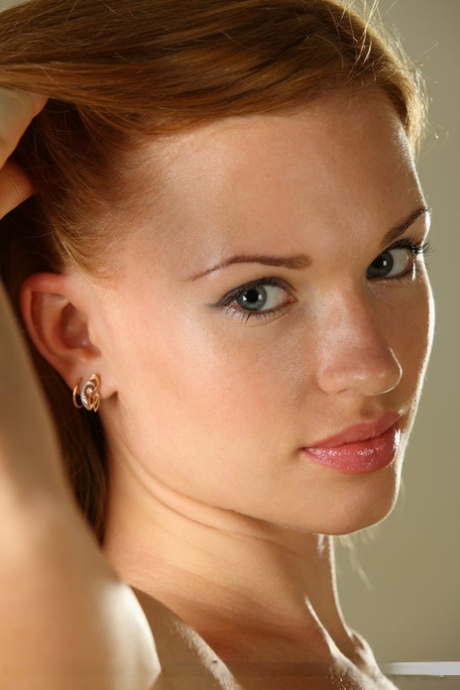 ragazza dai capelli rossi nudi perfetti archivio