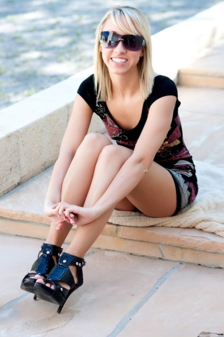 short skirt high heels porno img