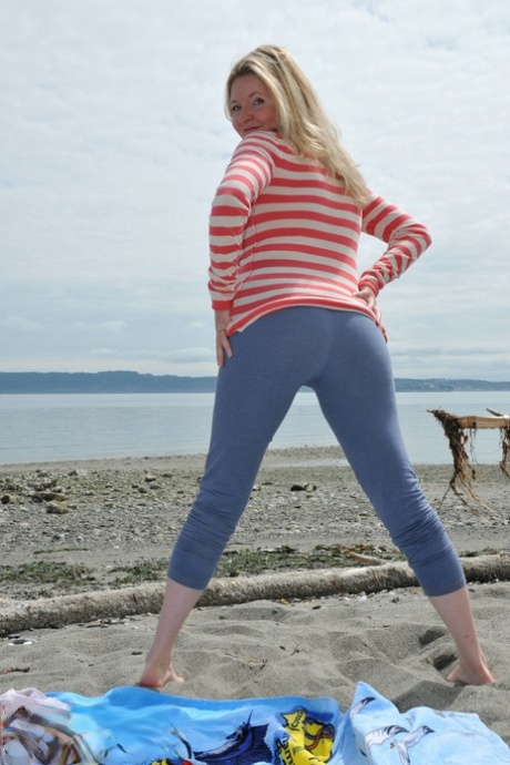 mature yoga pants hot porn photos