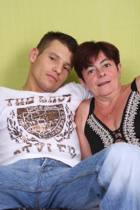babička svádí chlapce krásné horké obraz