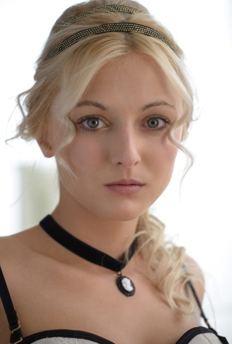 beautiful face hot naked photos