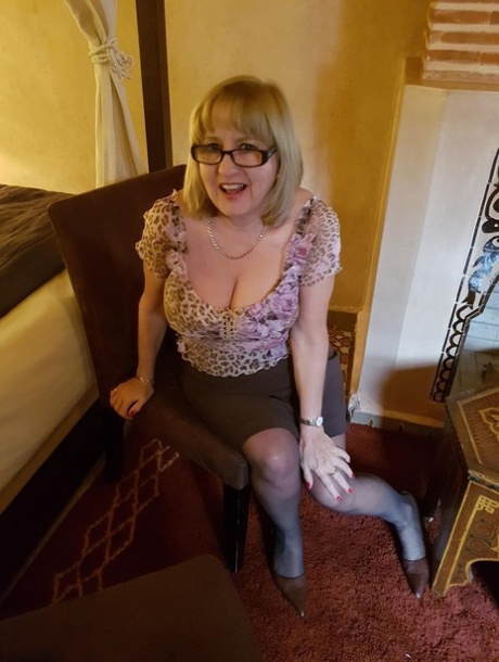 curvy glasses sexy nudes picture