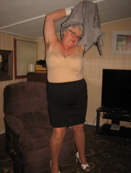 grand-mère se déshabille gratuit xxx photo
