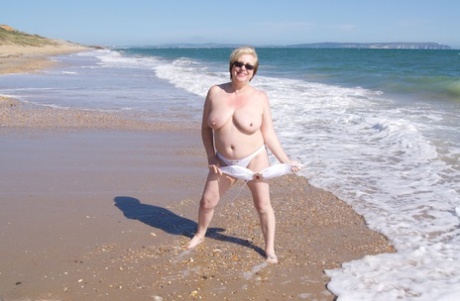 Oma-Strand nacktheit erotische bild