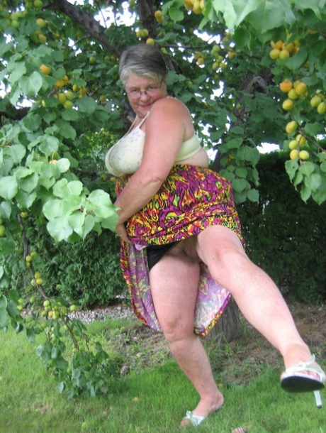 granny skirt free porn image