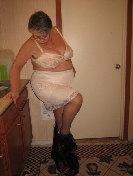 sous-vêtements de grand-mère sexy nue image
