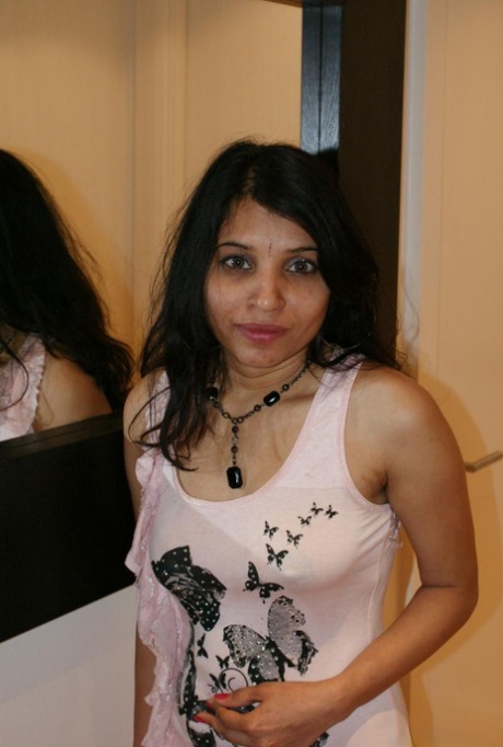 Kavya Sharma model free pic