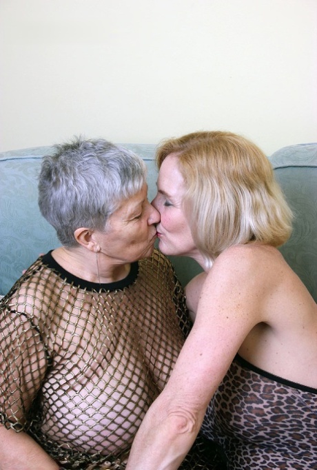 líbání babičky pornografické akty galerie