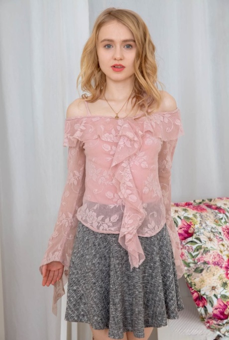 belle-fille adolescente assez nue img