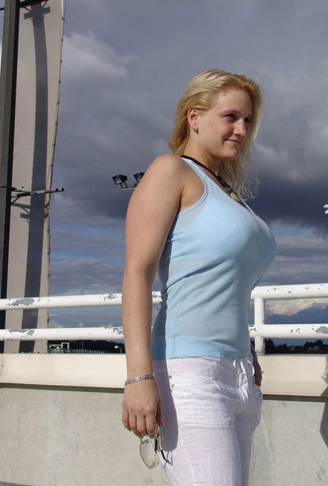 velká prsa na veřejnosti hd sexy obrázek