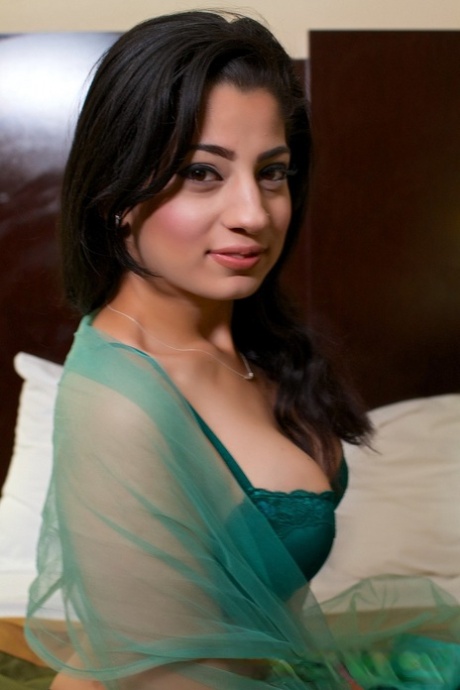 Nadia Ali model top photo