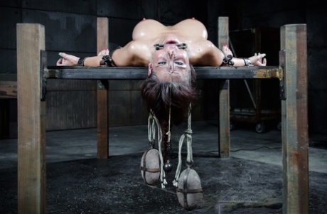 赤毛のBDSM 無料 画像