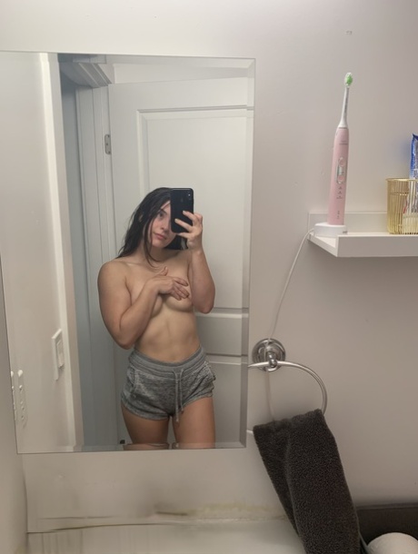 mirror selfie naked pics