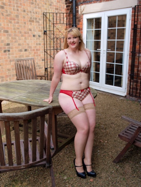 thick thighs milf nudes img