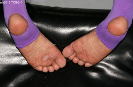cum on toes free nude pictures