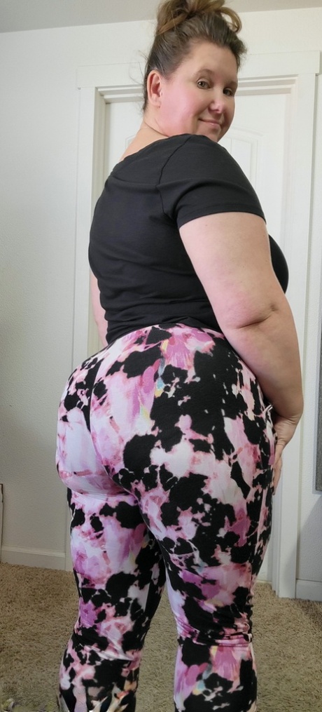 mature yoga pants beautiful naked img