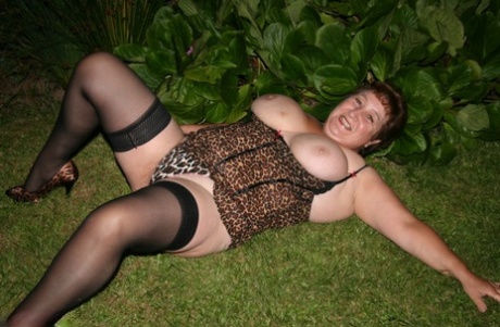 ぽっちゃりした熟女の巨乳 ポルノ 写真