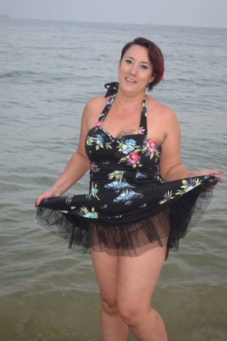 mature beach hot sex pics