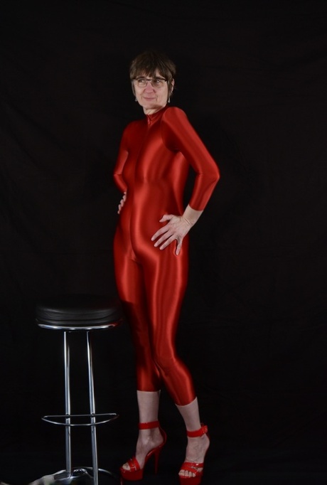 mature yoga pants free sexy images