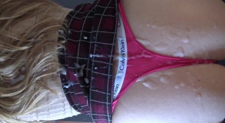 éjacule dans la culotte haut nu photo
