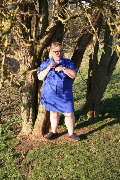 brýle s velkými prsy sexy nahá archiv