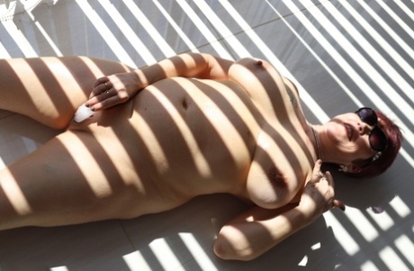 巨乳のぽっちゃり女性 裸 写真