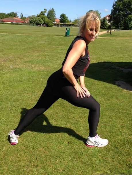 mature yoga pants top img