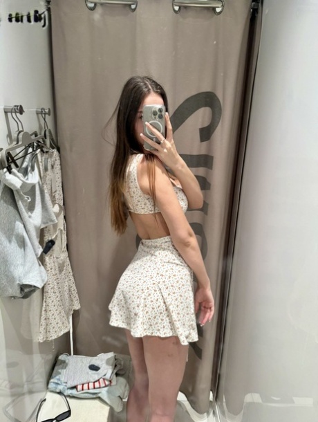 ティーンスカート セクシー裸 画像