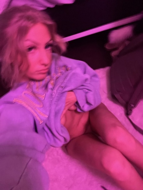 selfie blond xxx haute qualité collection