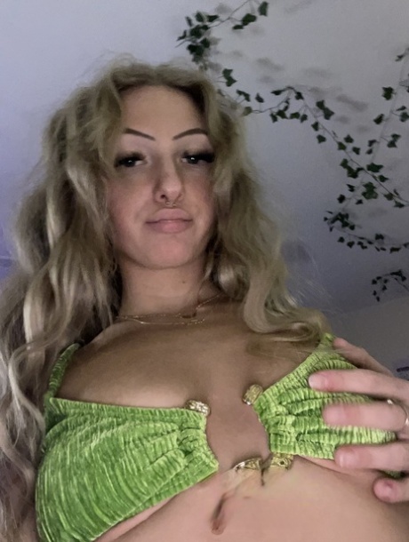 thick thighs teen free naked picture