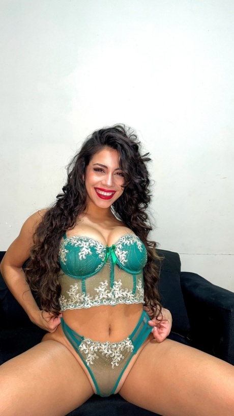 Latina-Dessous schöne exklusive bilder