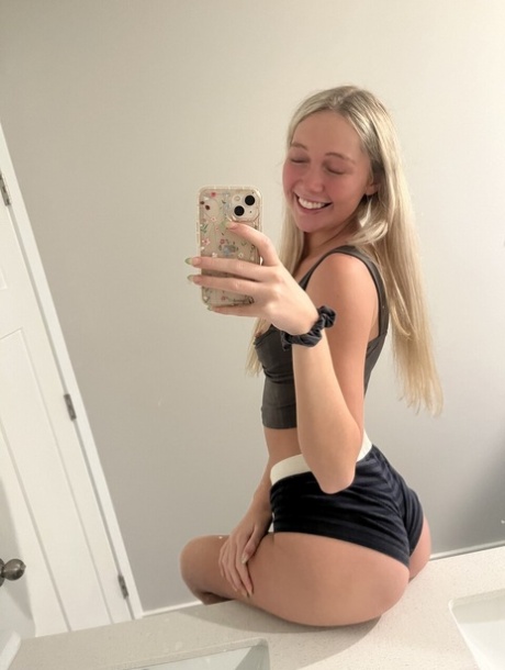 selfie amatoriale di un giovane arte foto