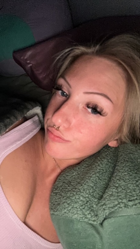 busty blonde hd photo
