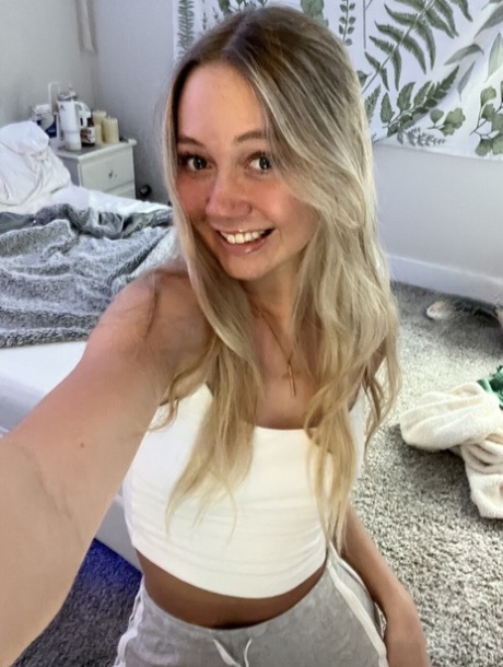 selfie blond haut por image