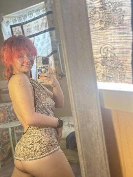 かがんだ自撮り セクシーヌード 写真
