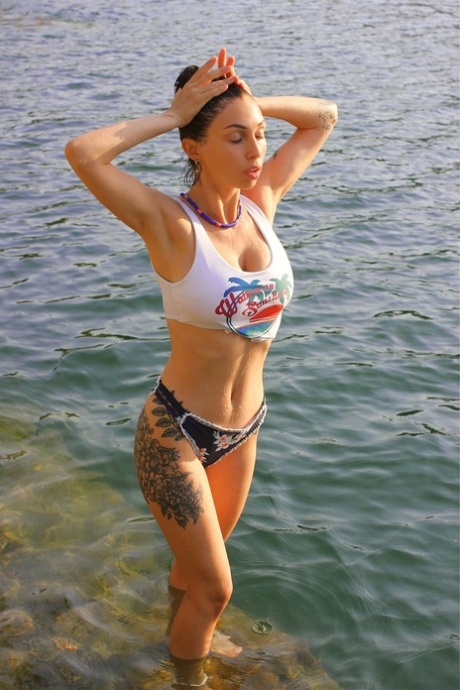 tatuaje de tetas grandes alta definición sexy foto