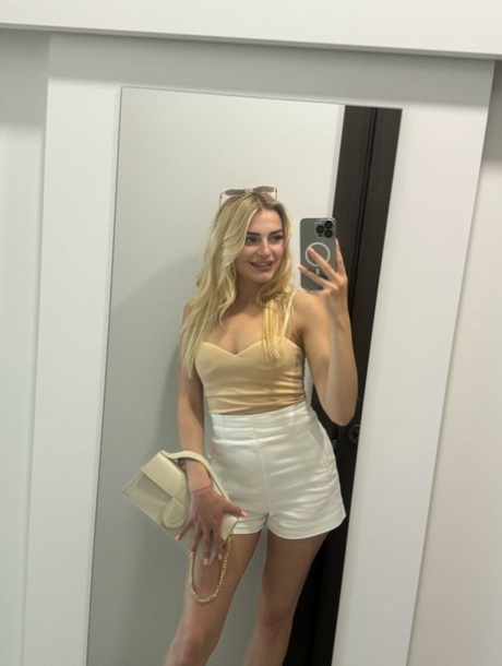 blonde selfie free sexy pics
