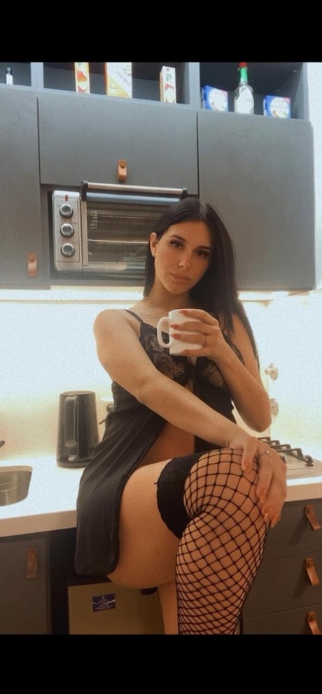 křivky brunetka dokonalá erotika obrázky