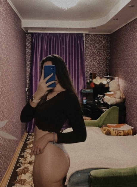 bent over selfie pornos img