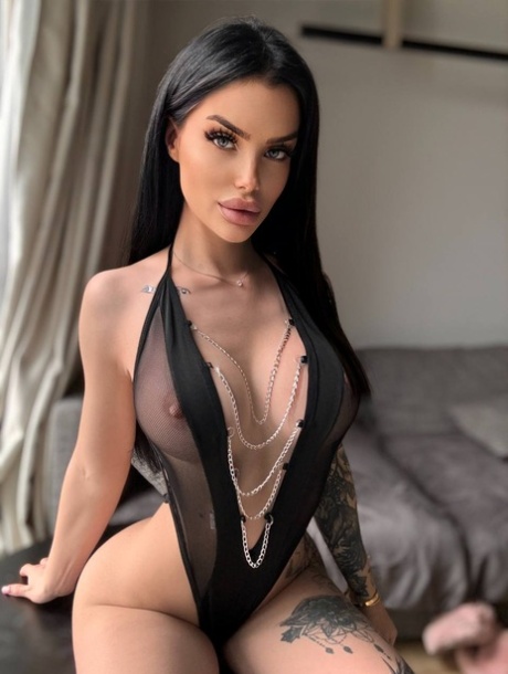 skinny brunette hot nude pic
