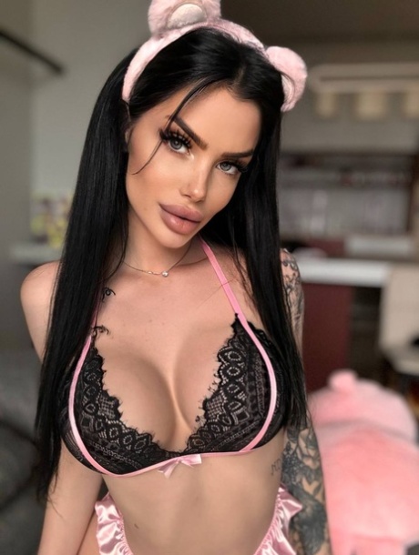 big tits brunette sexy naked images