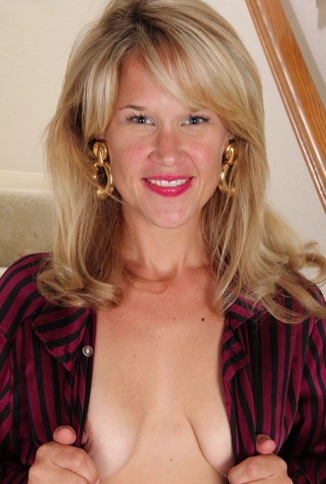 downblouse hot porn picture