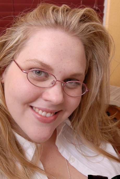 chubby blonde sexy picture