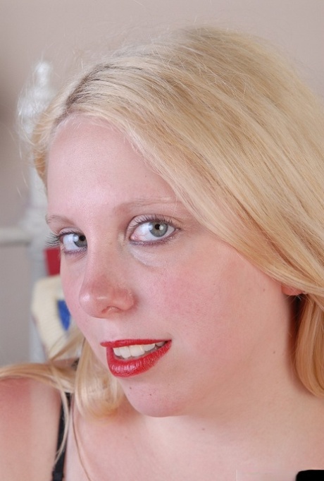 chubby blonde mature sexy pic