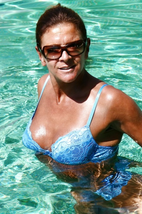 bikini grand-mère nus image