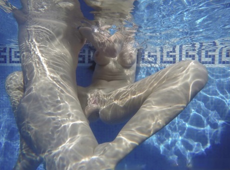 baise à la piscine assez nue galeries
