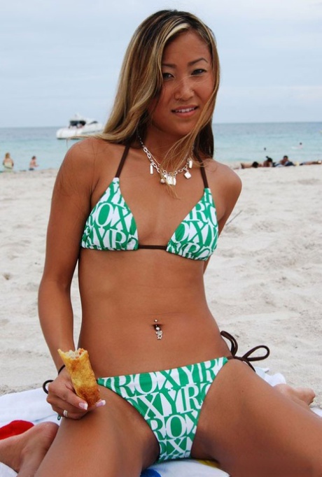 plage asiatique sexy sympa photo