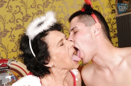 granny kissing sexy naked galleries