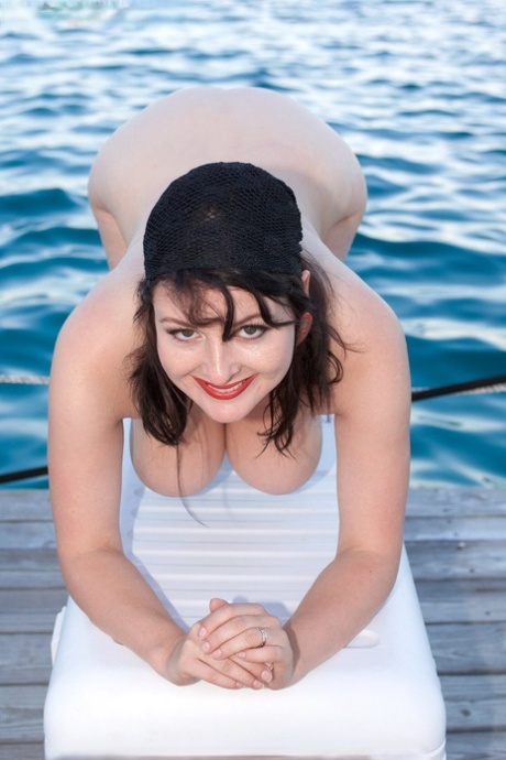 brune aux formes généreuses nu meilleur des photos