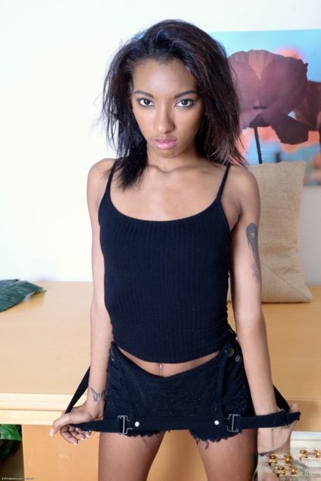 hubený ebenový teenager erotický galerie